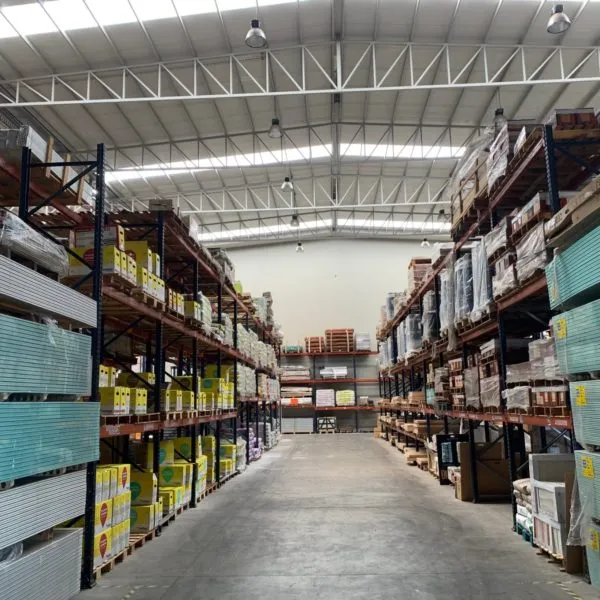 Pasillo del almacén central con el stock organizado por familias