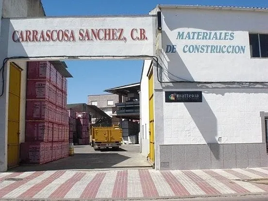 Fachada de Carrascosa Sánchez, en Santa Amalia