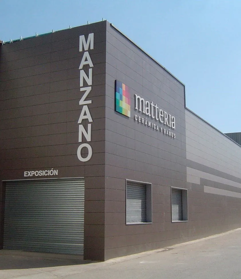 Fachada de Prefabricados Manzano, en Cáceres